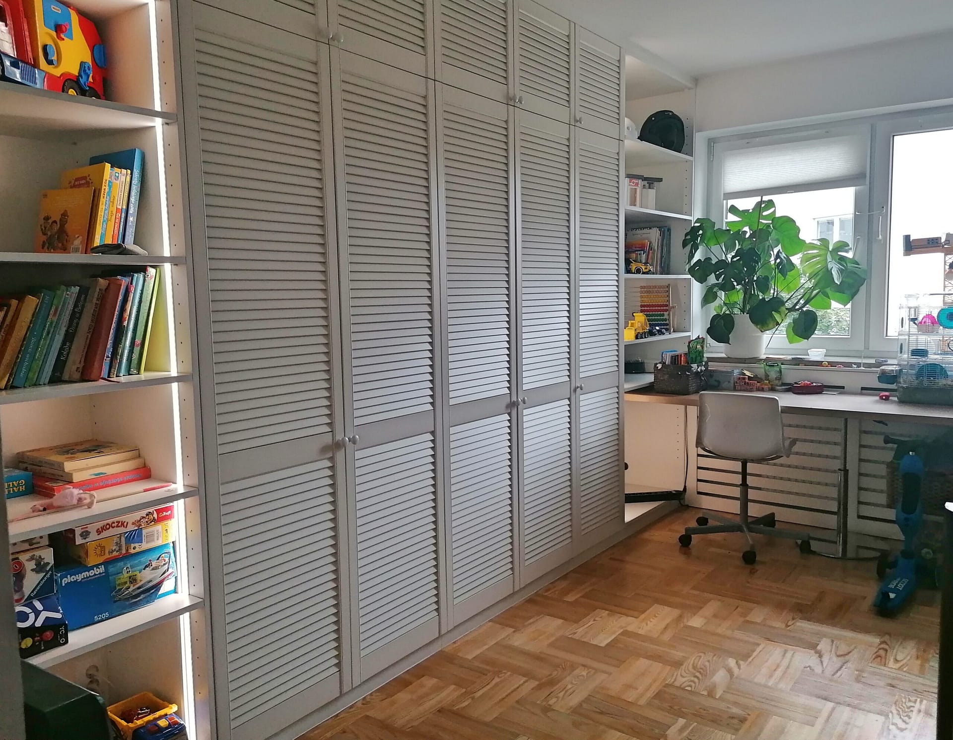 Kolor Roku 2026 Cloud Dancer wykorzystany w pokoju klienta